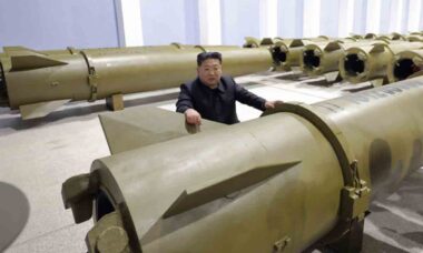 Kim Jong-un ordena aumento de 2,5 vezes na produção de mísseis na Coreia do Norte. Fonte e imagens: KCNA