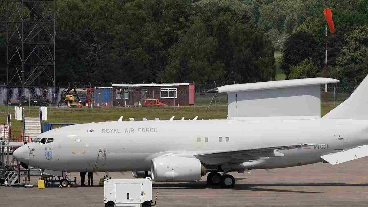 RAF inicia testes em voo do E-7 Wedgetail após chegada à base de Lossiemouth