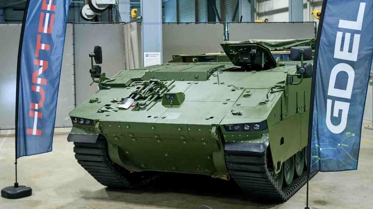 Letônia recebe primeiro veículo de combate de infantaria Hunter