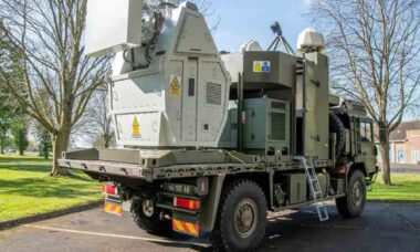 Thales revela arma de micro-ondas capaz de derrubar 80 drones. Foto: GOV.UK
