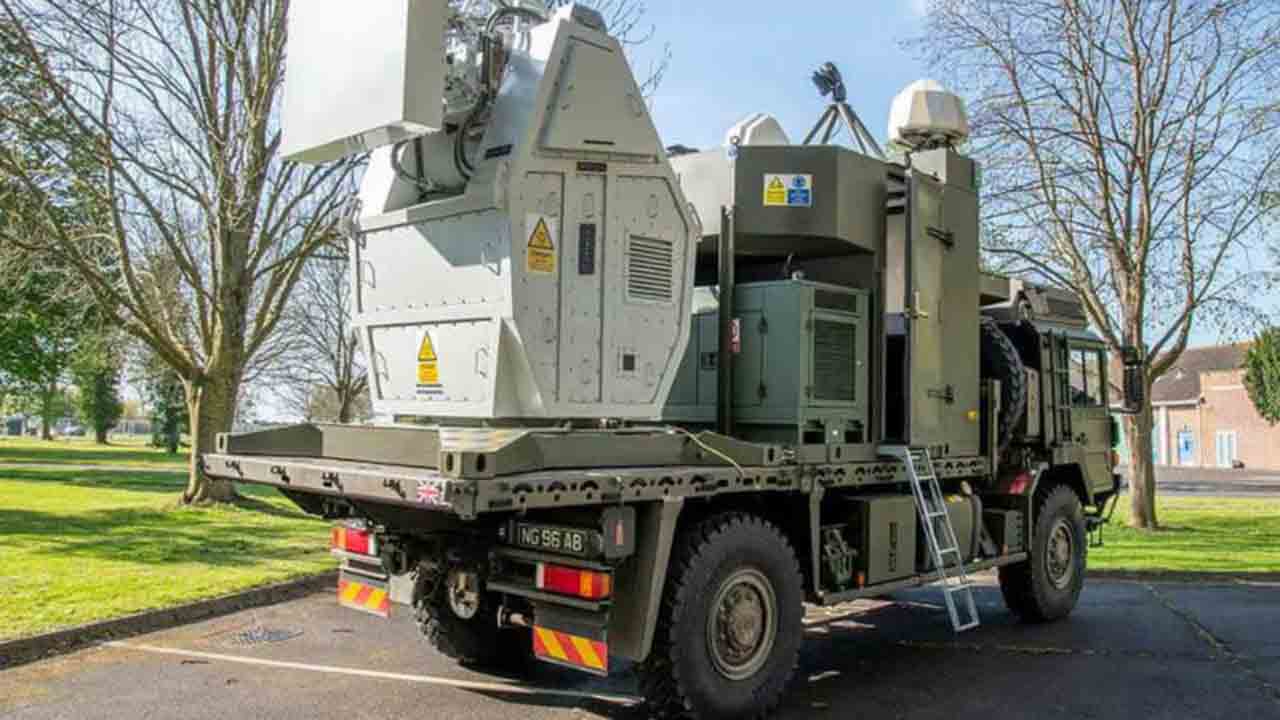 Thales dévoile une arme à micro-ondes capable d’abattre 80 drones. Photo : GOV.UK