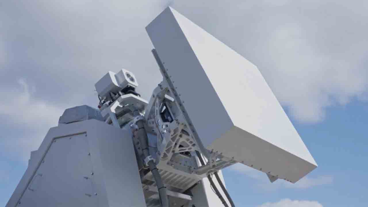 Thales dévoile une arme à micro-ondes capable d’abattre 80 drones. Photo : GOV.UK
