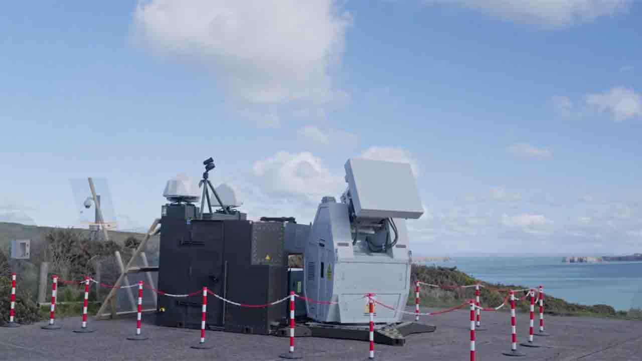 Thales dévoile une arme à micro-ondes capable d’abattre 80 drones. Photo : GOV.UK