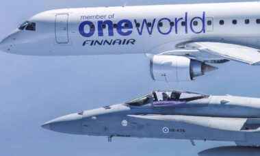 Caças F/A-18 Hornet da Força Aérea Finlandesa escoltam voo da Finnair com equipe masculina de hóquei no gelo. Foto: Ilmavoimat / @FinnishAirForce
