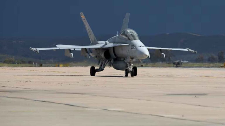 Caça F/A-18 dos Marines cai em Washington e provoca incêndio florestal