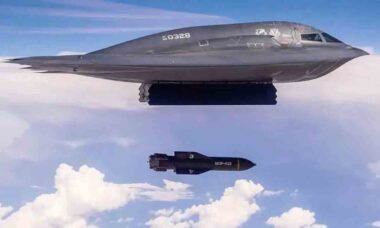 Um bombardeiro B-2 lança uma bomba antibunker GBU-57/B Massive Ordnance Penetrator (MOP) durante um teste. USAF