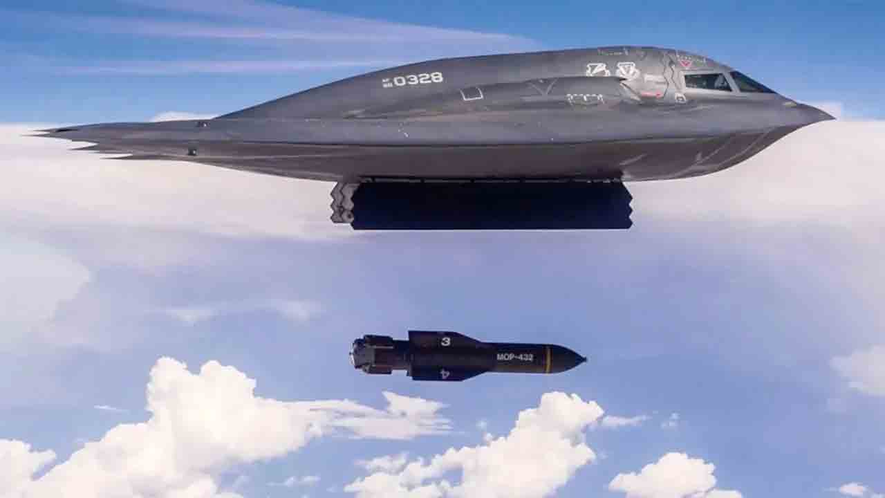 Um bombardeiro B-2 lança uma bomba antibunker GBU-57/B Massive Ordnance Penetrator (MOP) durante um teste. USAF