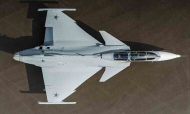 Saab apresenta primeiro caça Gripen F de dois lugares para a Força Aérea Brasileira (Foto: Saab)