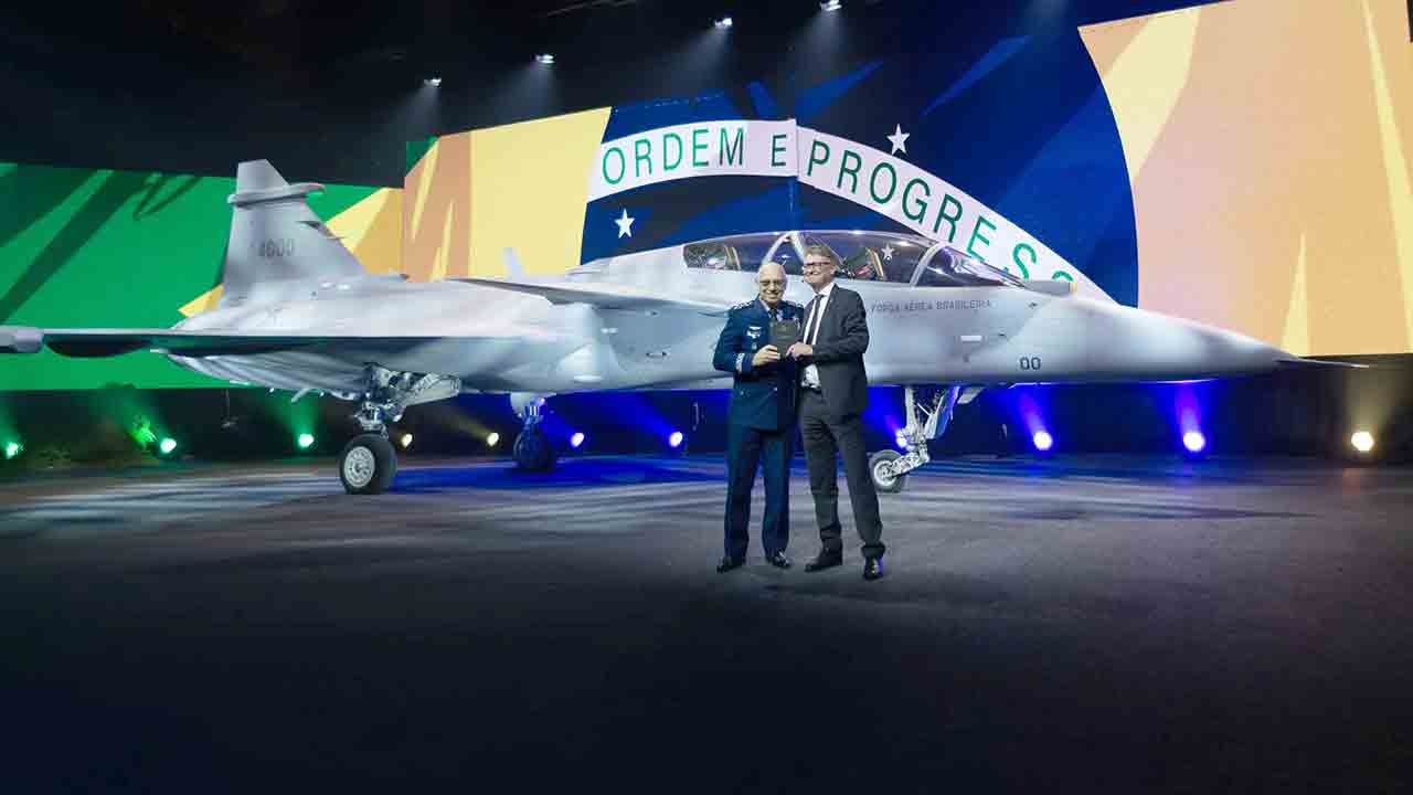 Saab présente le premier chasseur biplace Gripen F destiné à l'Armée de l'air brésilienne (Photo : Saab)