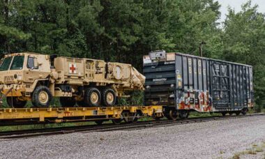 Exército dos EUA testa vagão ferroviário autônomo para transporte de carga militar. Foto: Intramotev