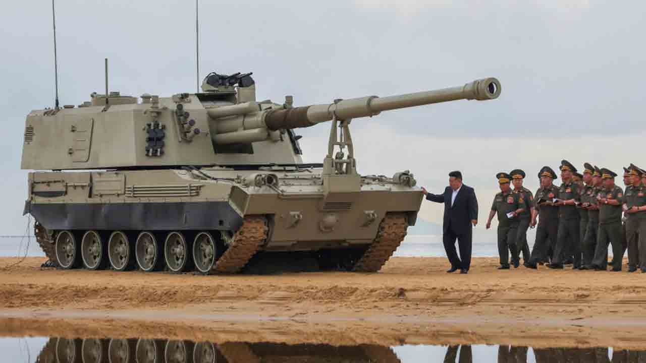 Canhão autopropulsado de 155 mm. Foto: KCNA
