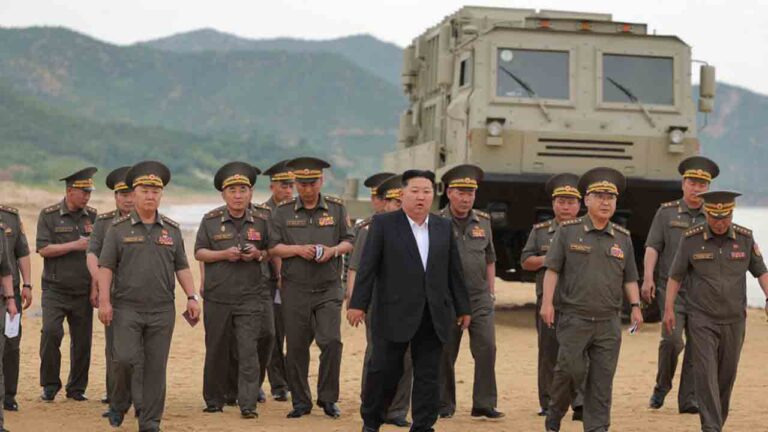 Kim Jong-un acompanha testes de foguetes de 240 mm, mísseis táticos e artilharia de longo alcance