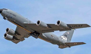 KC-135R danificado em conflito com o Irã exibe amplos reparos temporários em voo aos EUA (X @Osinttechnical)