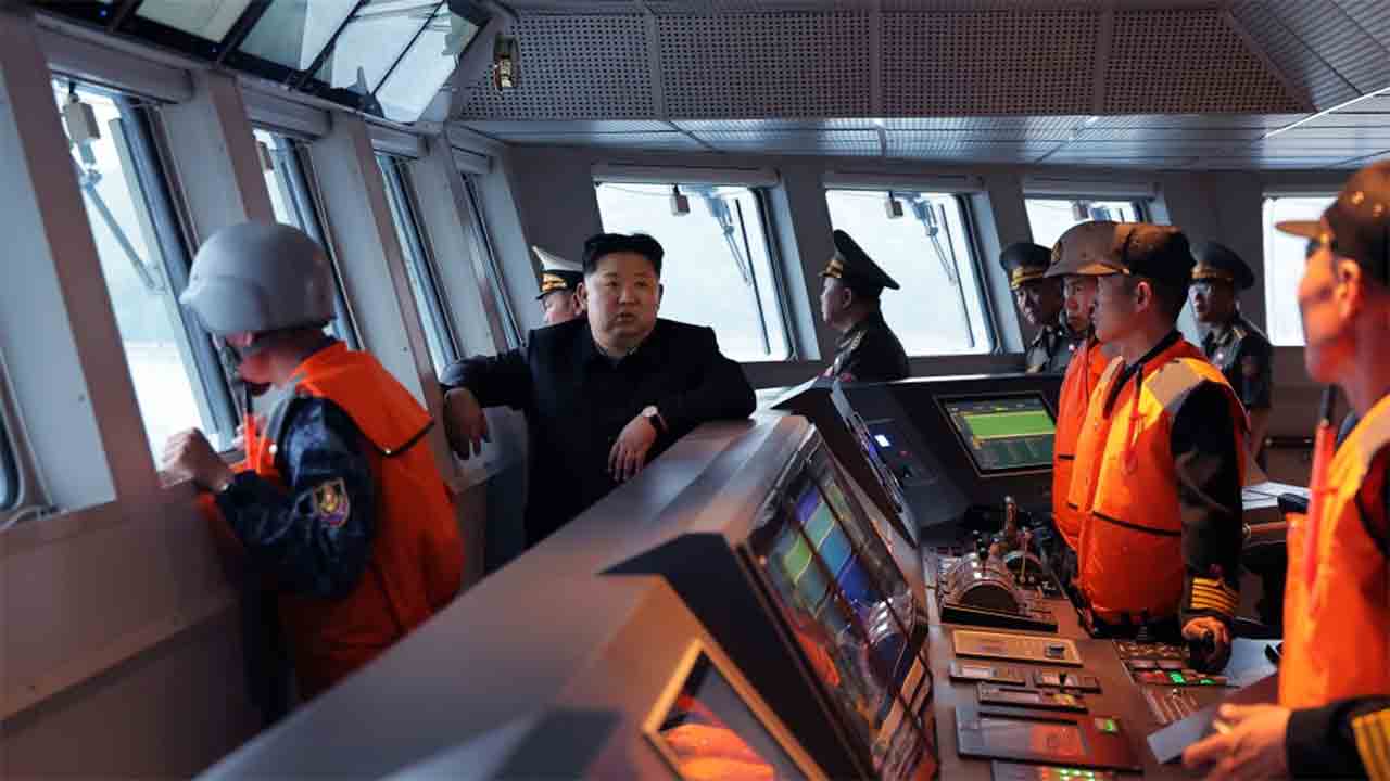 Kim Jong-un segue le prove di navigazione del cacciatorpediniere nordcoreano Kanggeon. Foto: KCNA