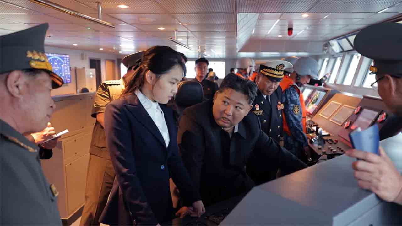 Kim Jong-un segue le prove di navigazione del cacciatorpediniere nordcoreano Kanggeon. Foto: KCNA
