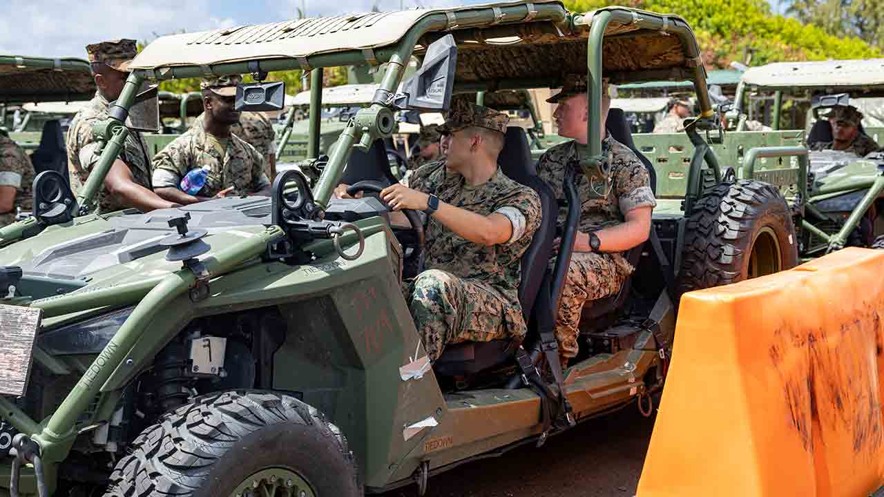 海軍陸戰隊員於2025年8月27日在MCBH野外演習（FEX）期間操作Polaris MRZR Alpha。照片：Headquarters Battalion, MCBH - DVIDS