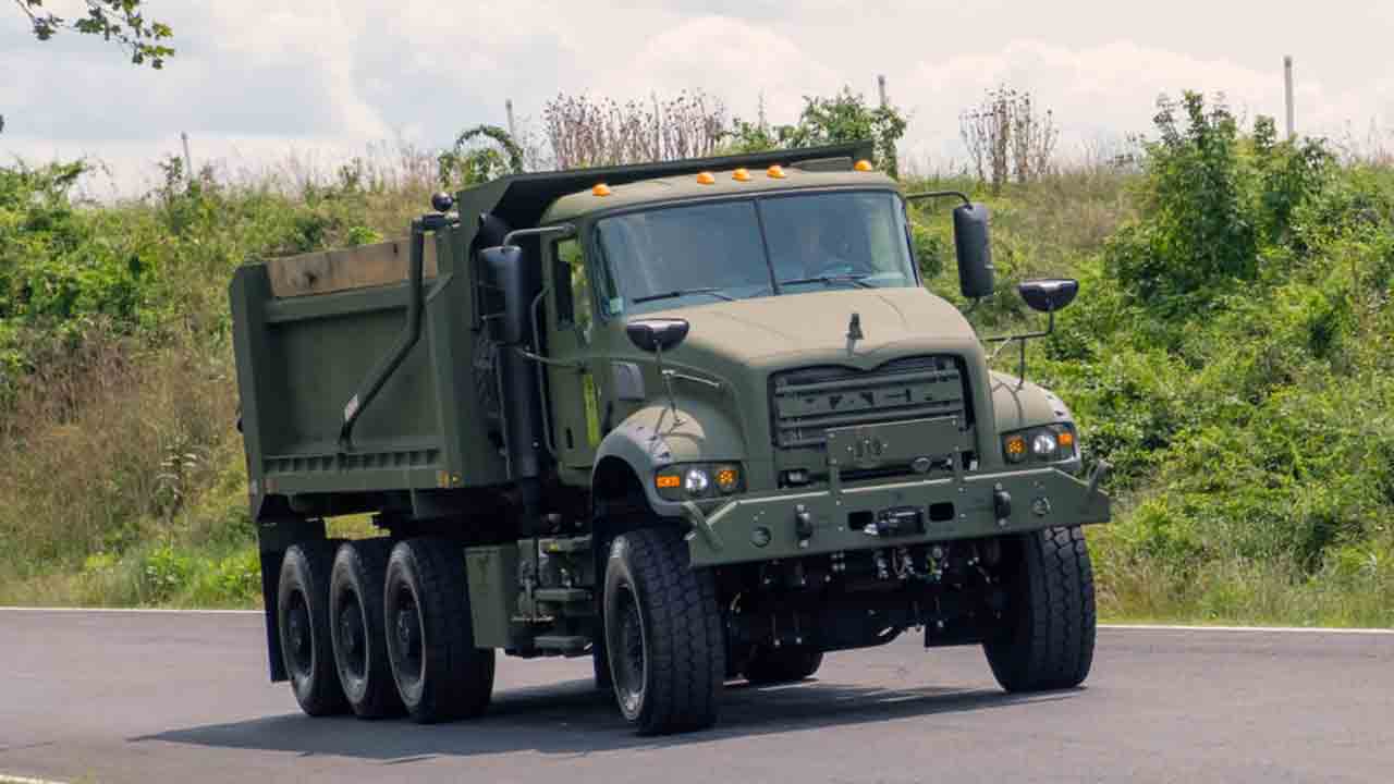 Caminhão militar M917A3. Fonte: Mack Defense