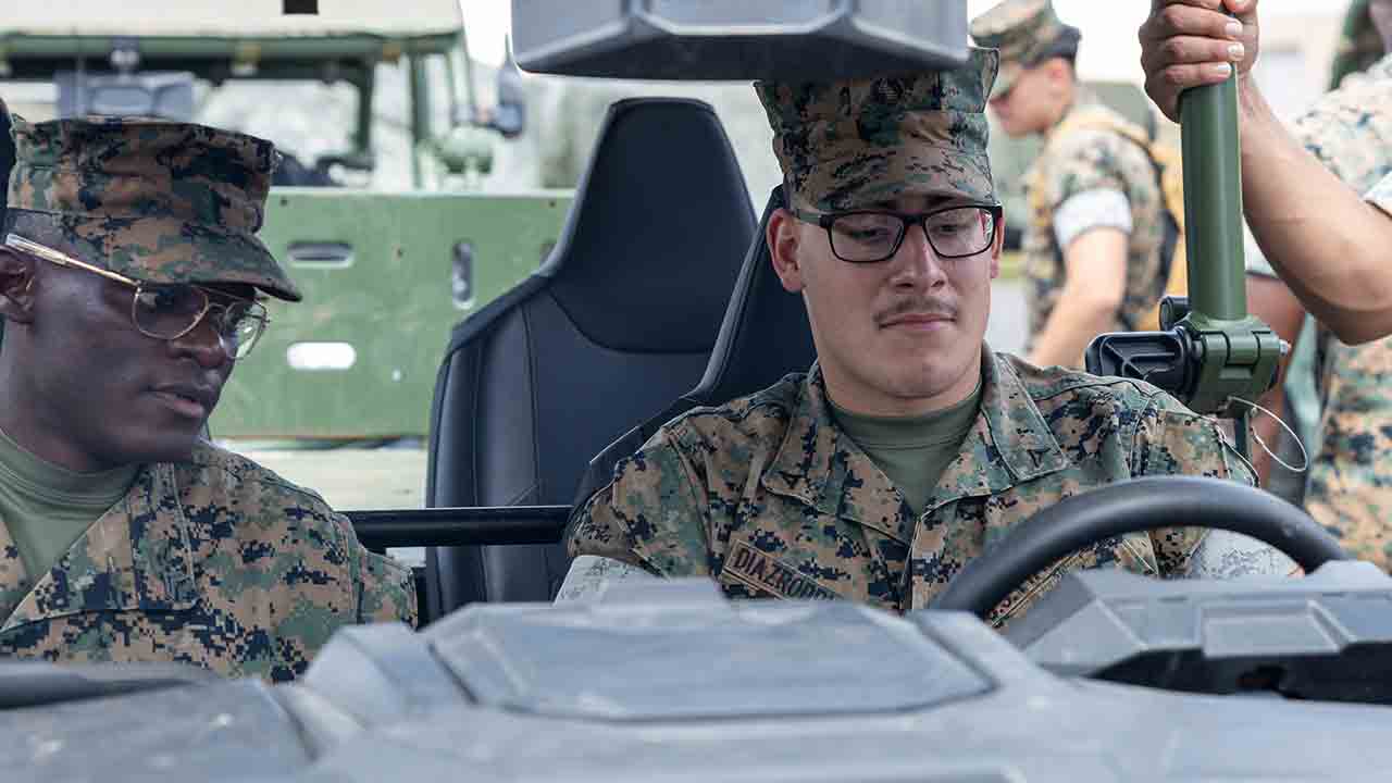 海軍陸戰隊員於2025年8月27日在MCBH野外演習（FEX）期間操作Polaris MRZR Alpha。照片：Headquarters Battalion, MCBH - DVIDS