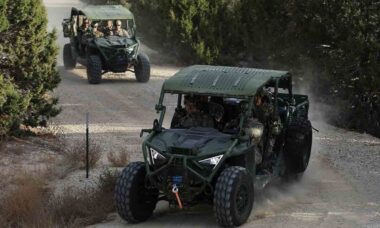 Fuzileiros Navais operam um Polaris MRZR Alpha durante um exercício de campo (FEX) no MCBH, em 27 de agosto de 2025. Foto: Batalhão de Comando, MCBH - DVIDS