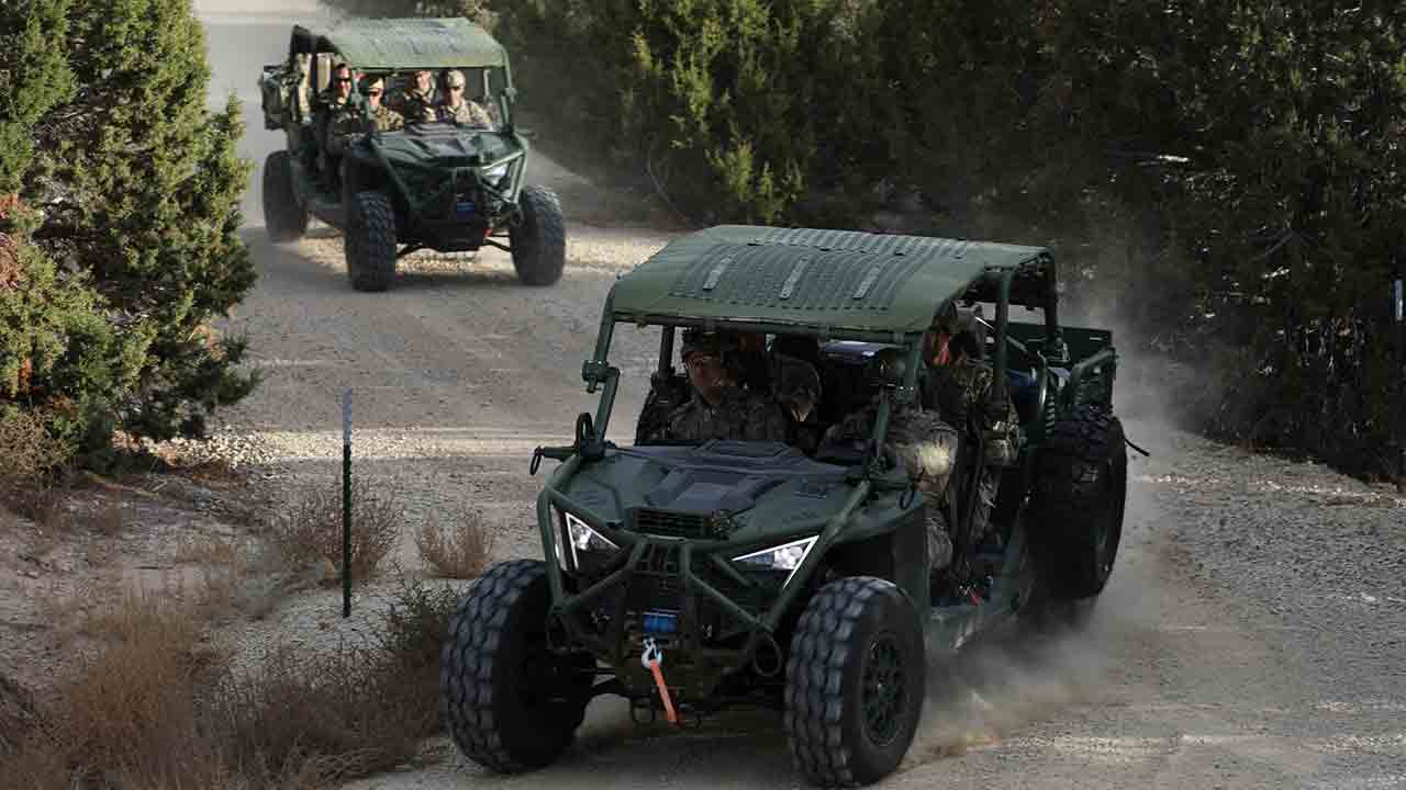 海軍陸戰隊員於2025年8月27日在MCBH野外演習（FEX）期間操作Polaris MRZR Alpha。照片：Headquarters Battalion, MCBH - DVIDS