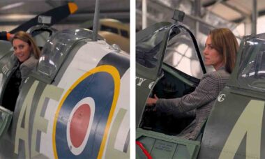 Princesa de Gales e príncipe George posam em caça britânico da Segunda Guerra. Foto: UK Ministry of Defence