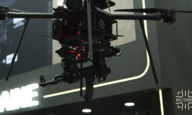 Ucrânia apresenta drone capaz de disparar rifle automático e lançar morteiros