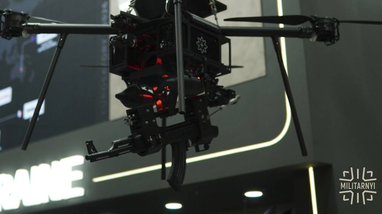 Ucrânia apresenta drone capaz de disparar rifle automático e lançar morteiros