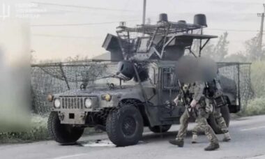 Humvee ucraniano sobrevive a ataque direto de drone FPV