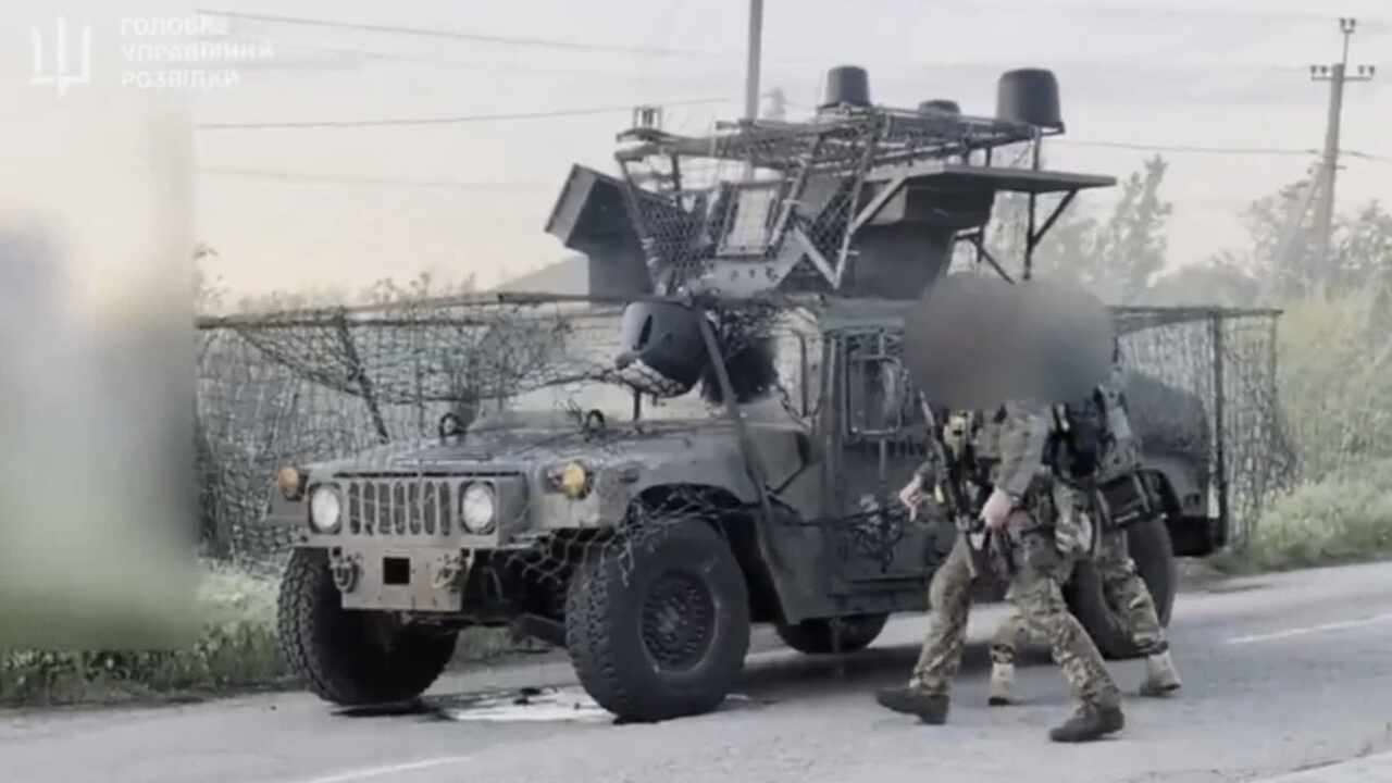 Humvee ucraniano sobrevive a ataque direto de drone FPV
