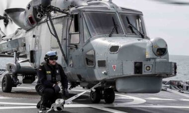 Helicóptero Wildcat da Royal Navy se junta ao grupo naval SNMG1 da OTAN no Norte da Europa. Foto: Royal Navy
