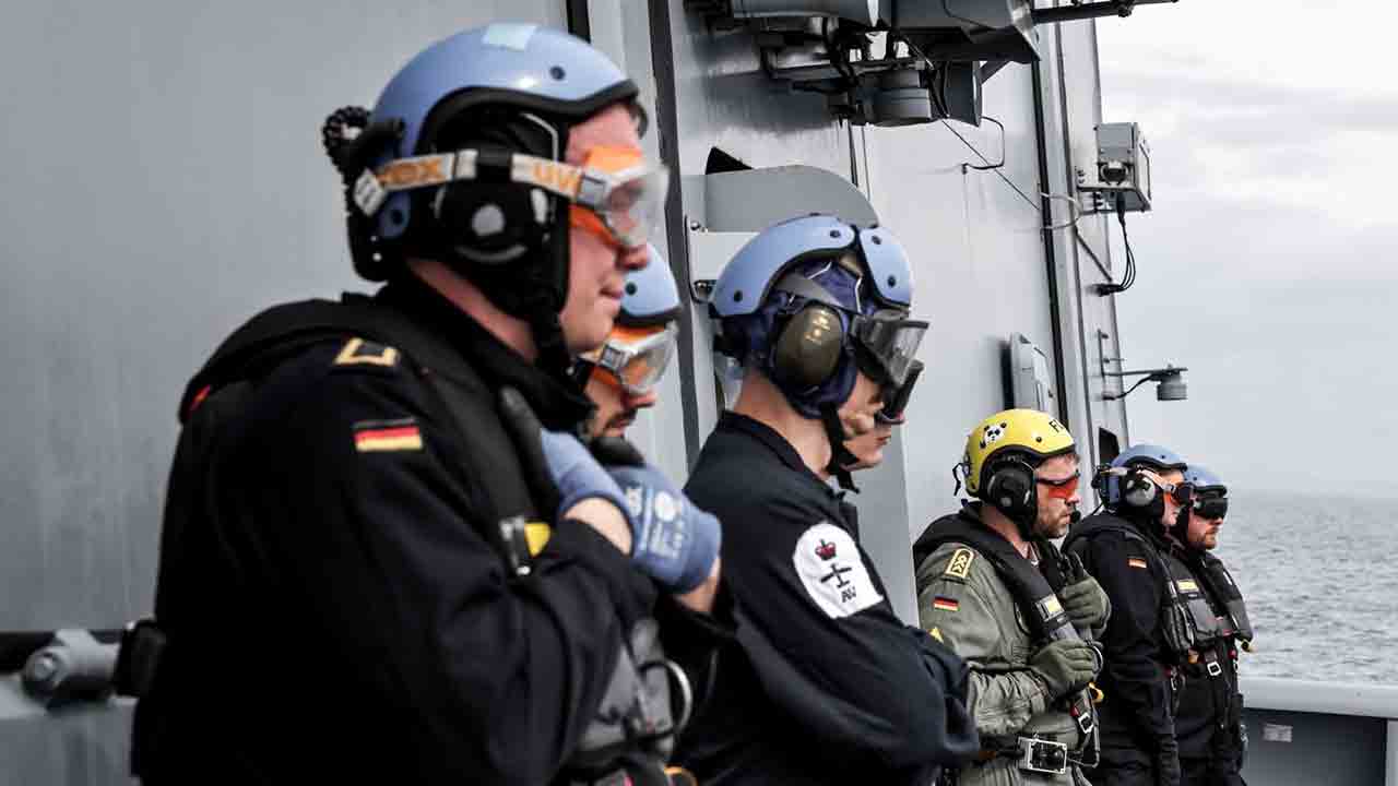 英国海軍のワイルドキャット・ヘリコプターが北欧のNATO海軍部隊SNMG1に参加。写真：Royal Navy