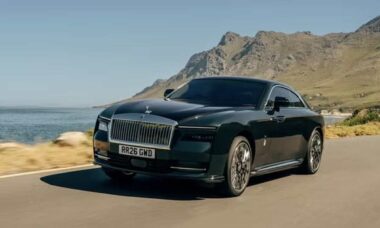 Rolls-Royce revela versão renovada do Spectre, seu primeiro carro elétrico