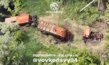 Drones ucranianos destroem veículo improvisado russo durante ofensiva em Kharkiv (X @vovkodavy34)