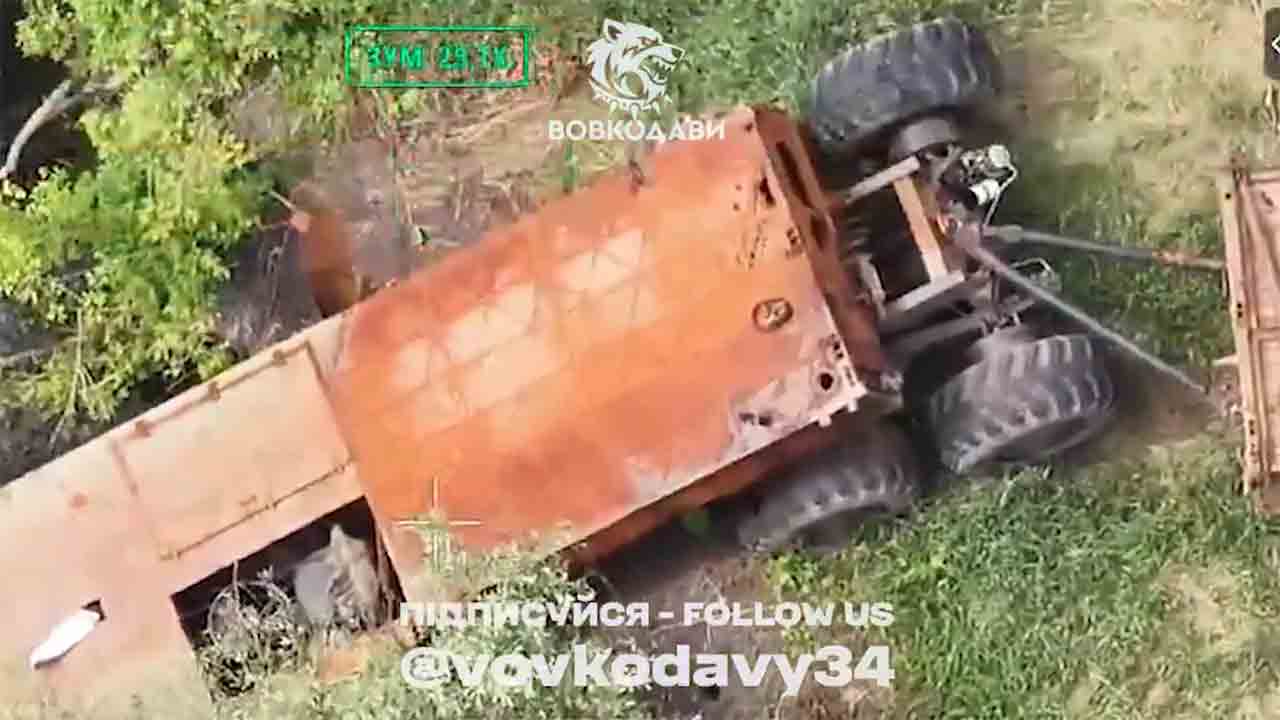 Drone Ukraina hancurkan kendaraan improvisasi Rusia saat ofensif di Kharkiv (X @vovkodavy34)