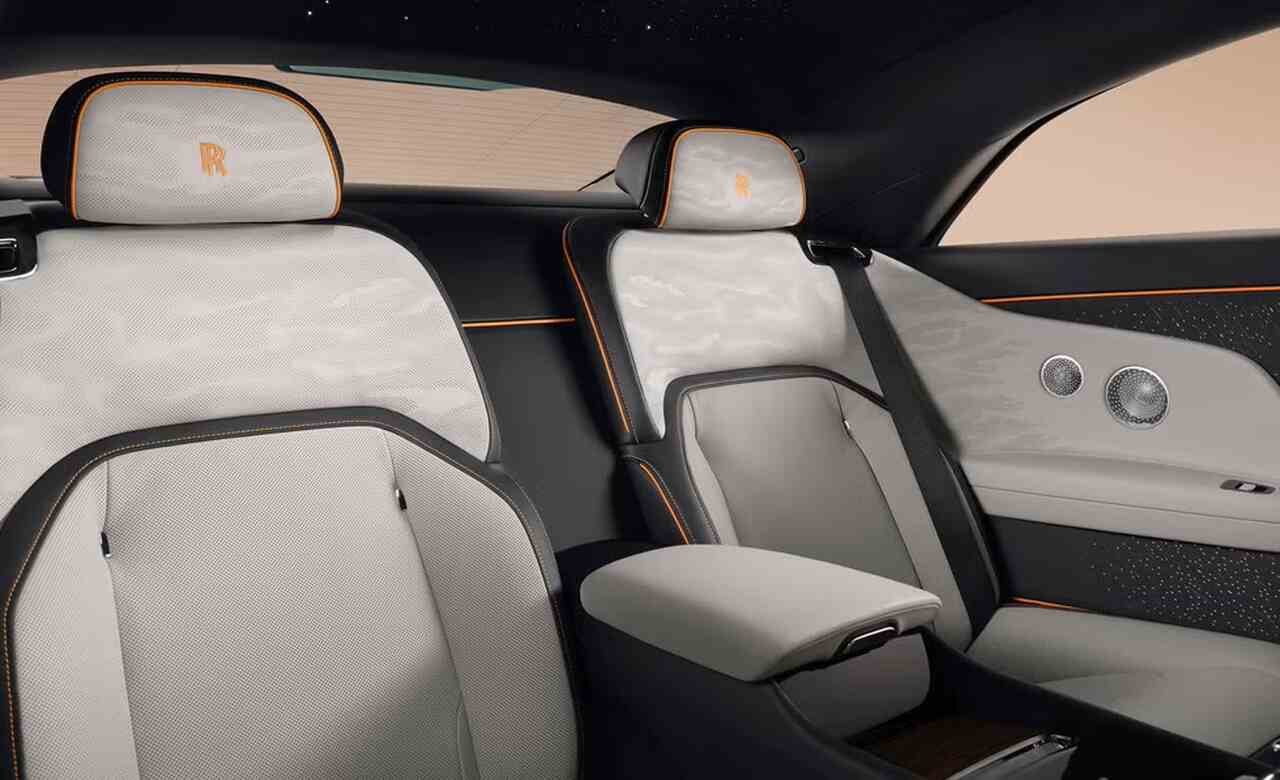 Rolls-Royce revela versão renovada do Spectre, seu primeiro carro elétrico