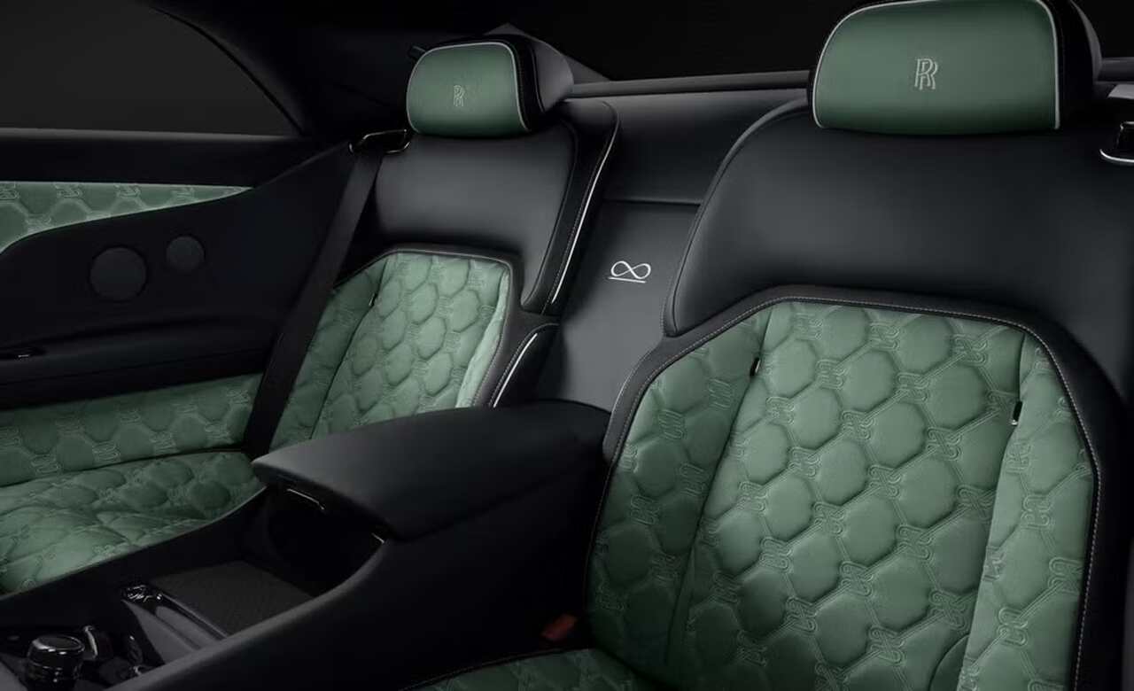 Rolls-Royce revela versão renovada do Spectre, seu primeiro carro elétrico