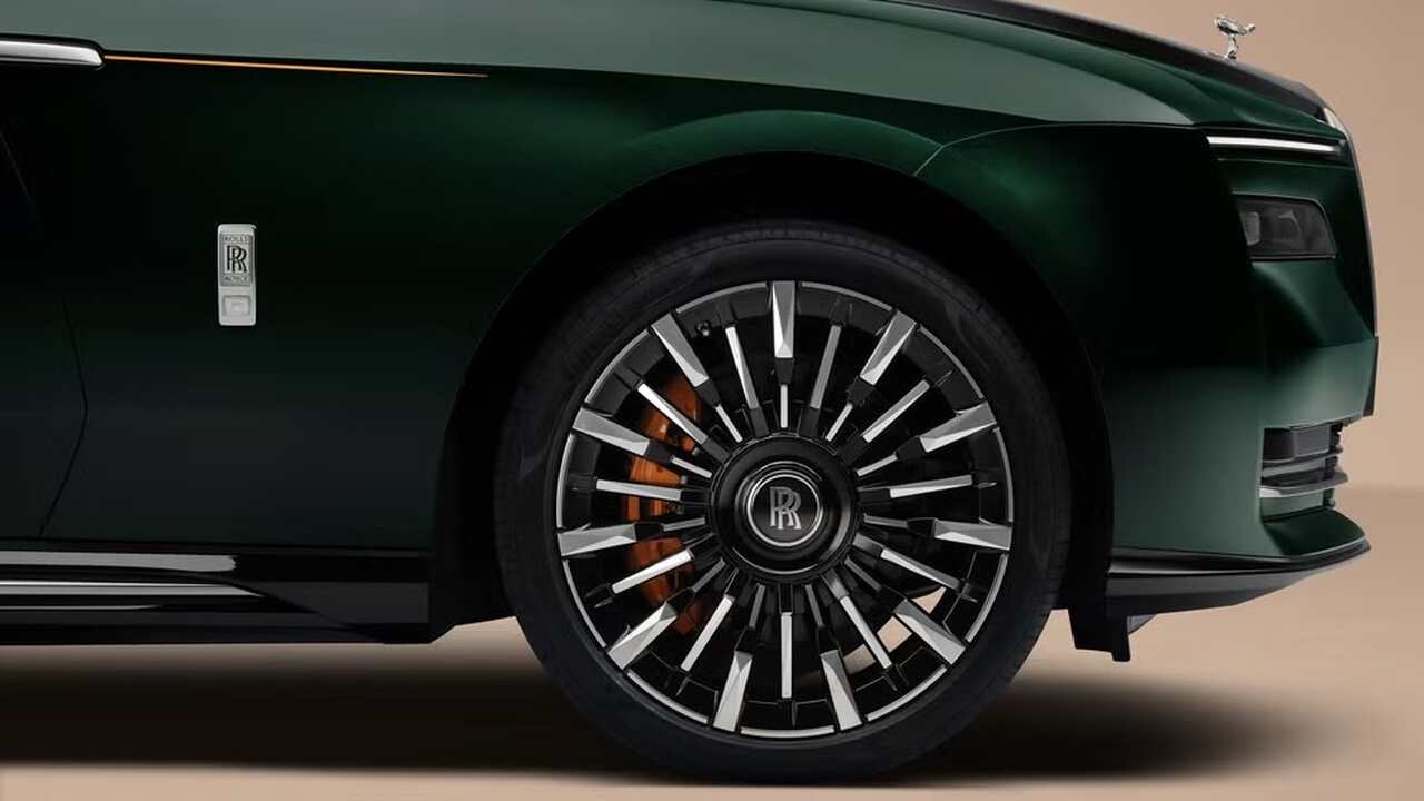 Rolls-Royce revela versão renovada do Spectre, seu primeiro carro elétrico