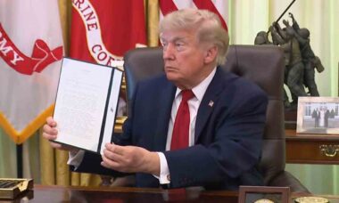Trump assina medida que garante aos americanos o direito de consertar seus próprios carros. Foto: Assessora de comunicação presidencial Margo Martin