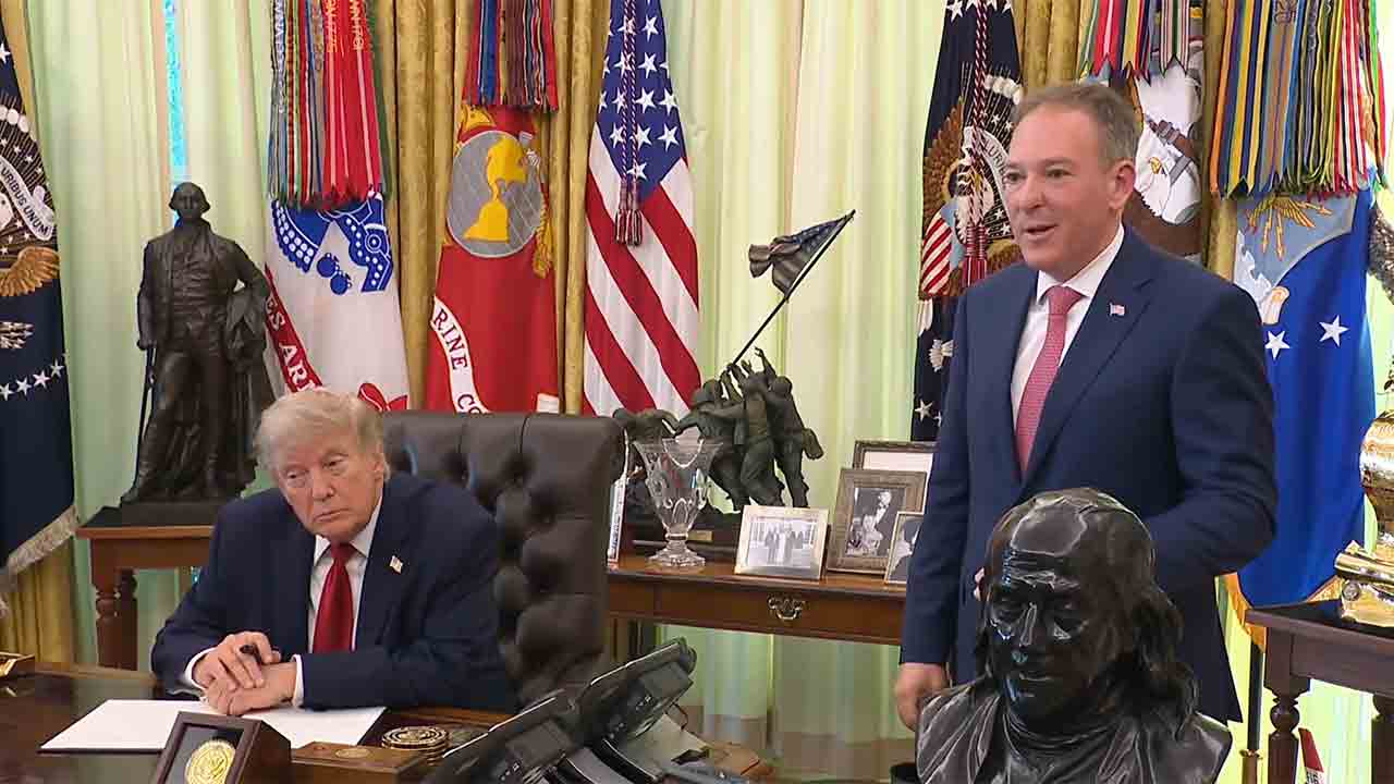 Trump assina medida que garante aos americanos o direito de consertar seus próprios carros. Foto: Assessora de comunicação presidencial Margo Martin
