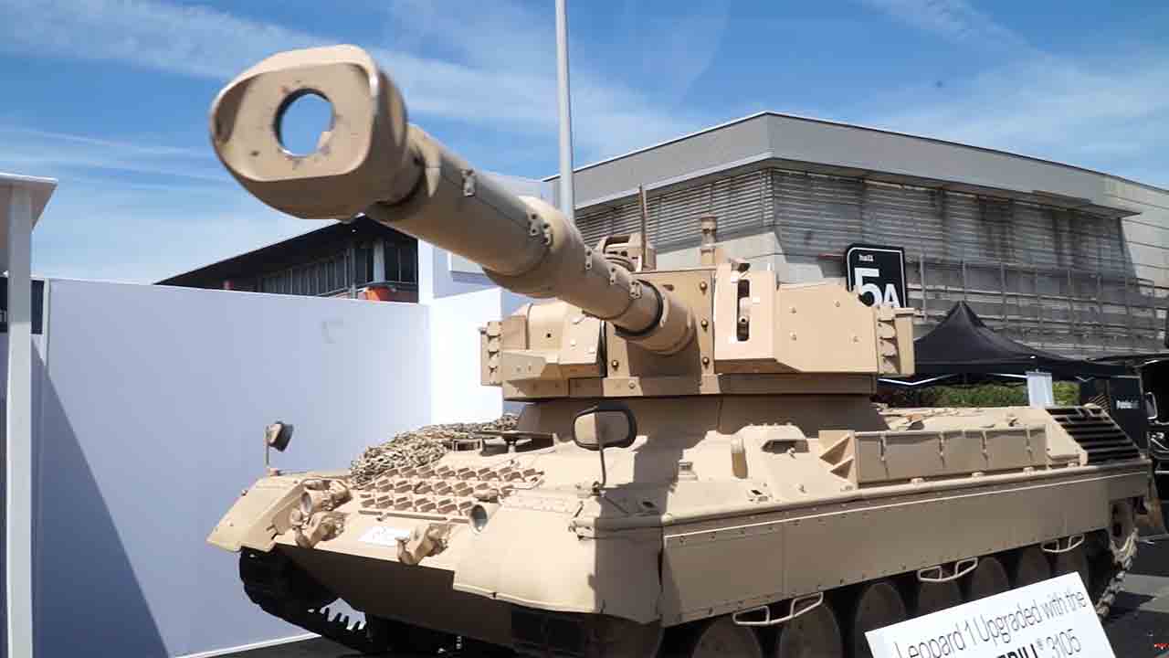 Cockerill 3105砲塔を搭載したレオパルト1。YouTube @JohnCockerillGroup より