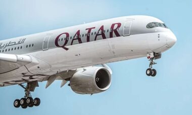 Vídeo mostra Boeing 777 passando rente à pista durante voo de teste