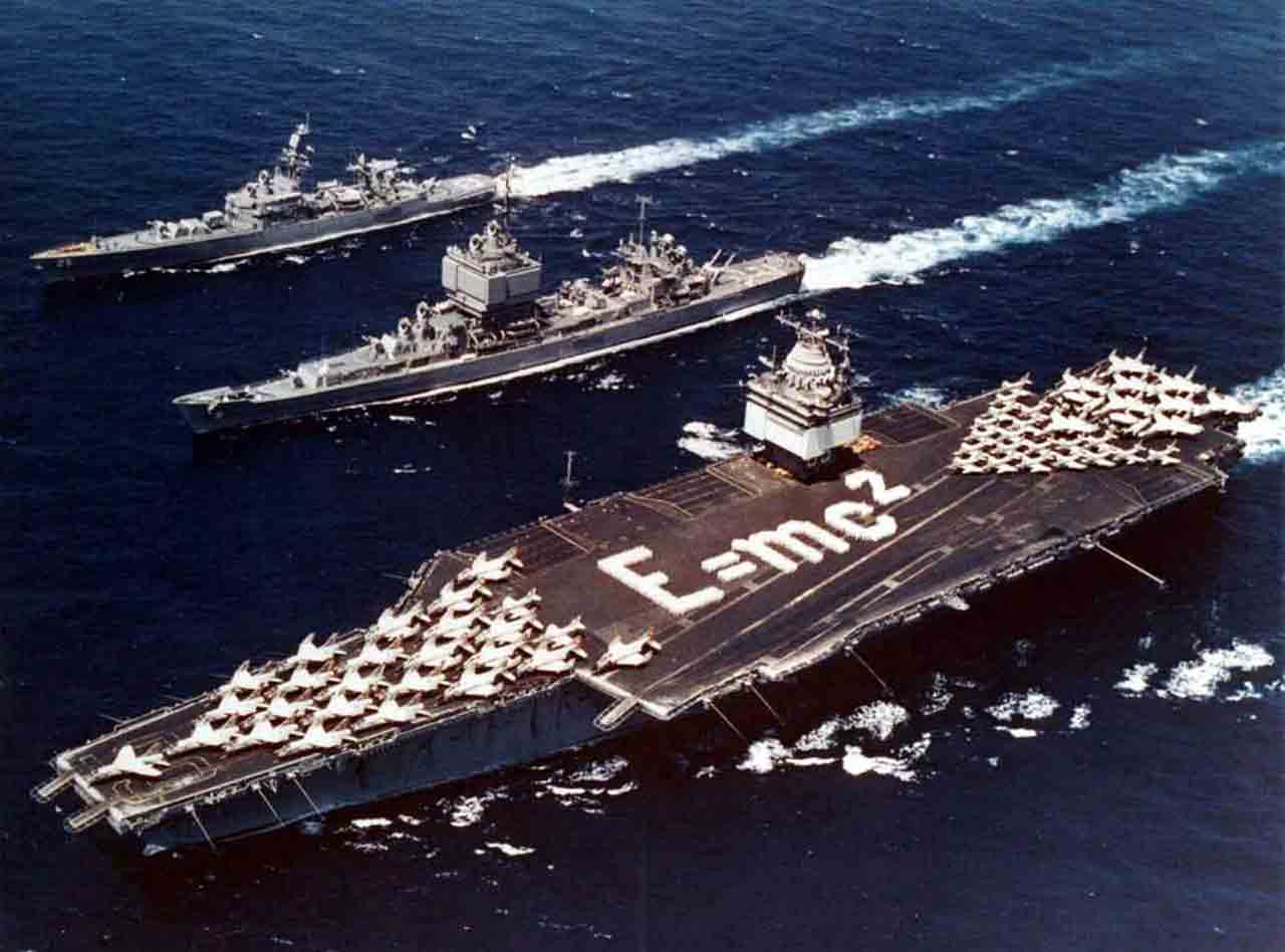 1964年のシー・オービット作戦中に地中海を航行するUSS Enterprise(CVAN-65)、USS Long Beach(CGN-9)、USS Bainbridge(DLGN-25)。写真:U.S. Navy