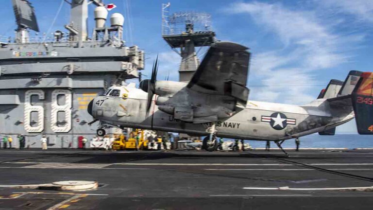 C-2A Greyhound faz última decolagem de porta-aviões após 60 anos de serviço na Marinha dos EUA