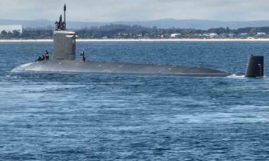 O submarino de ataque da classe Virginia USS Hawaii (SSN 776) parte do HMAS Stirling em 10 de setembro de 2024, marcando o fim de um histórico período de manutenção de submarinos na Austrália Ocidental.