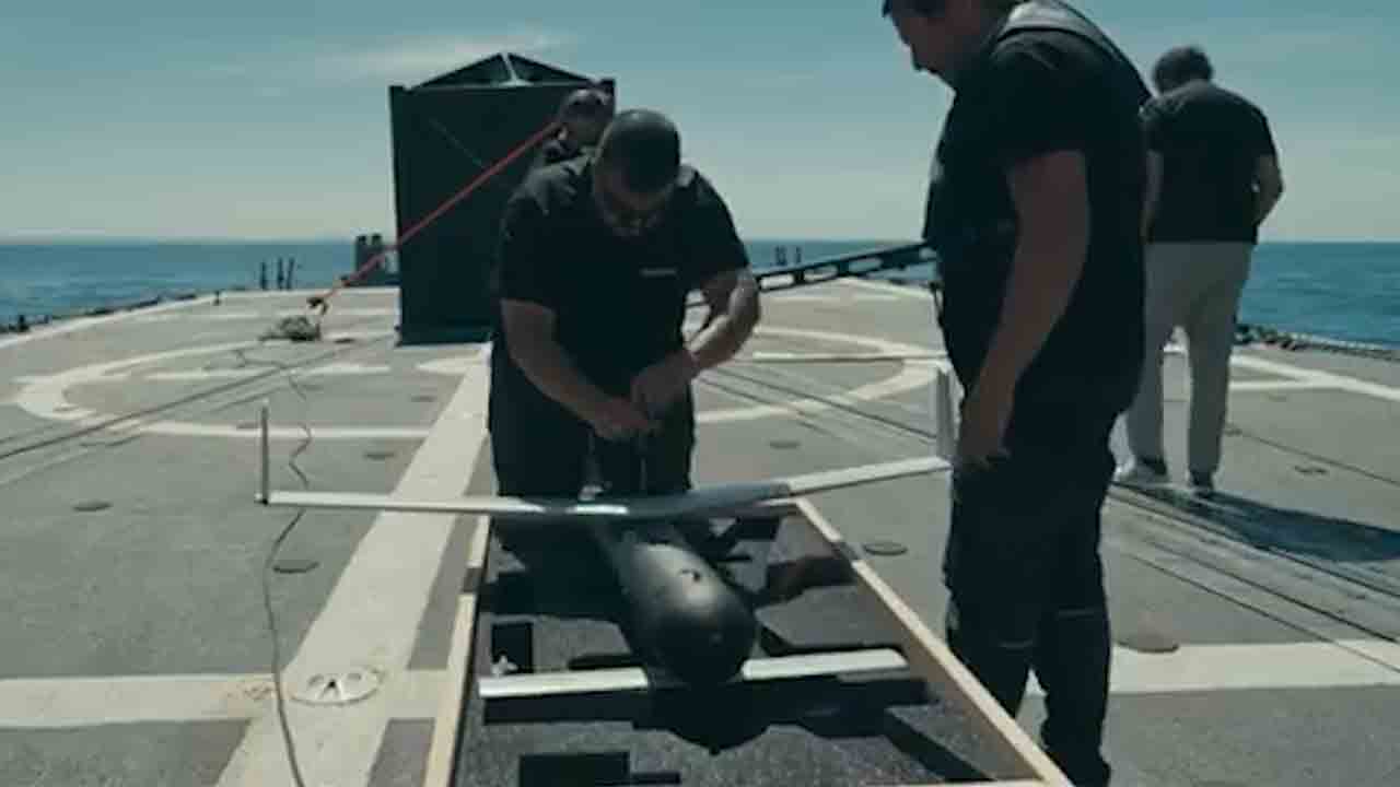 Fregat Spanyol menguji interseptor anti-drone baru yang diluncurkan dari kontainer. Foto: Reproduksi Destinus