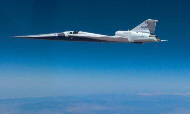 X-59 voa em velocidade supersônica pela primeira vez. Foto: NASA