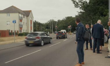 Mulher bate carro segundos depois de xingar político britânico na rua. Foto: X @Nigel_Farage