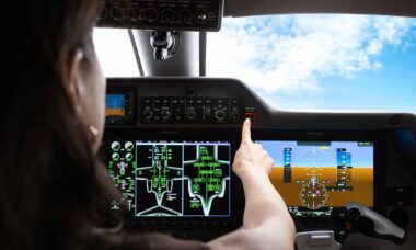 Embraer lança Phenom 300EV com sistema de pouso automático de emergência. Foto: Embraer