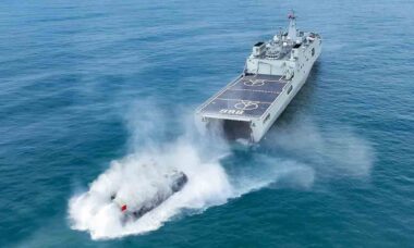 Imagens mostram exercício da Marinha chinesa com embarcação sobre almofada de ar. Foto: Exército de Libertação Popular da China
