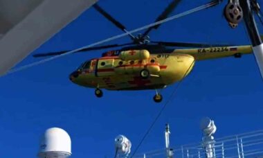 Helicóptero Mi-8 resgata marinheiro de navio pesqueiro no Mar de Bering. Foto: Telegram @rostecru